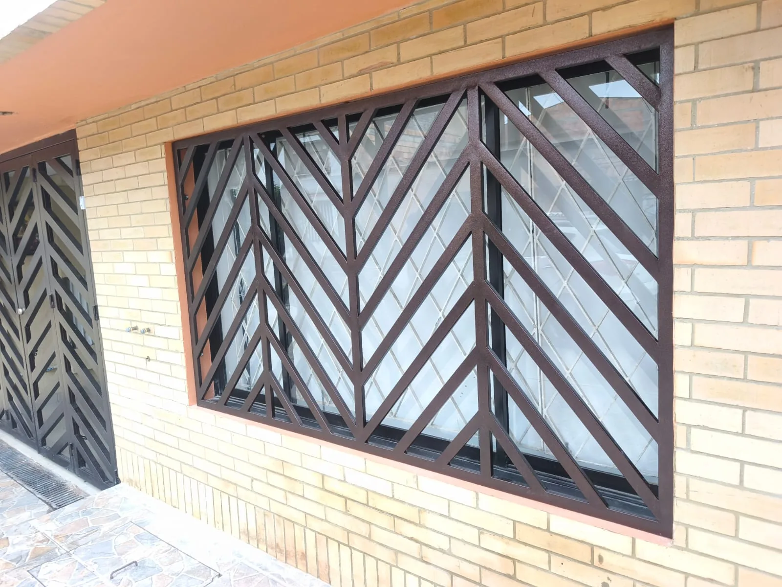 Protector geométrico en hierro instalado sobre una ventana