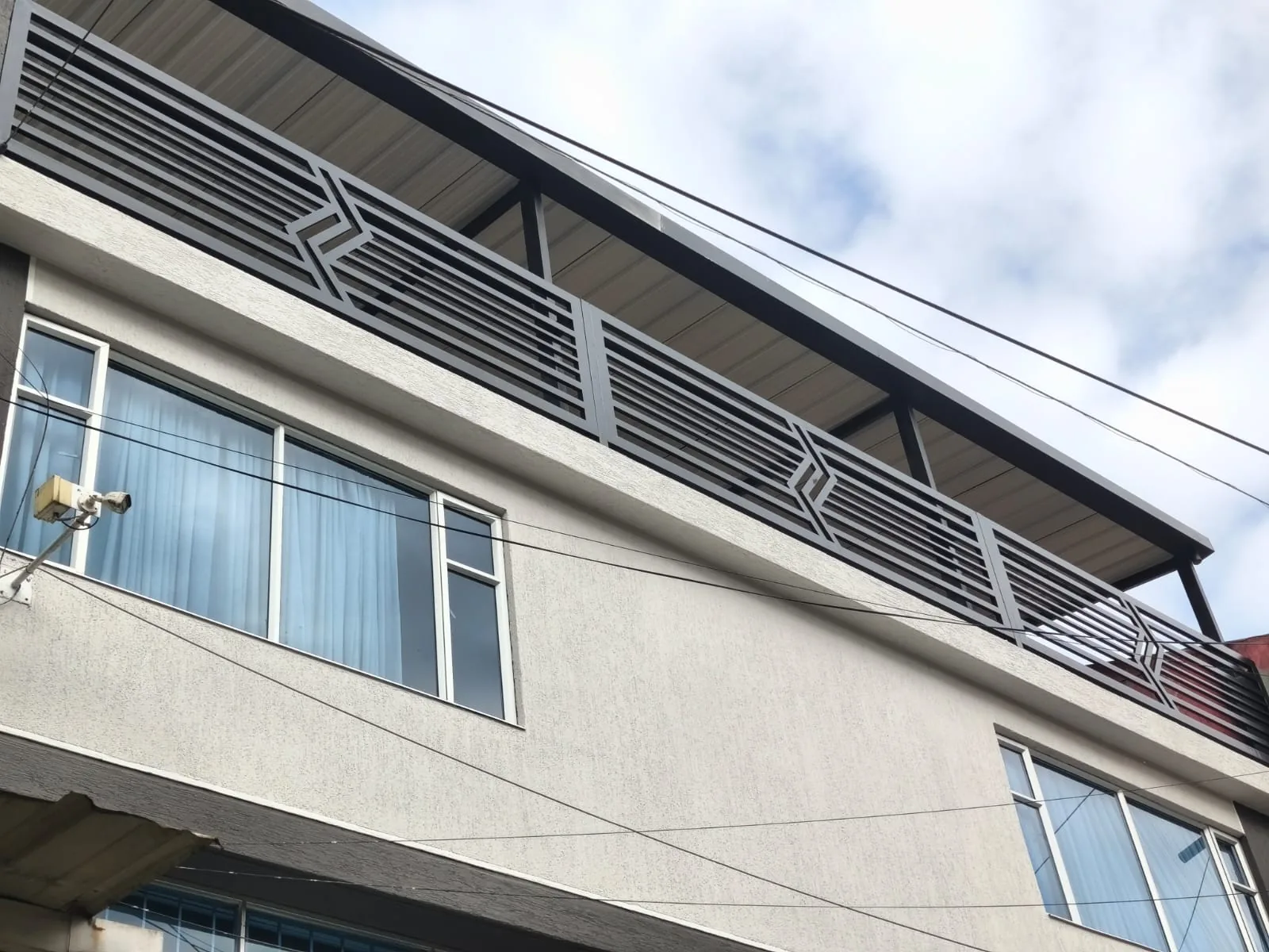 Cubierta y baranda metálica instaladas en una terraza