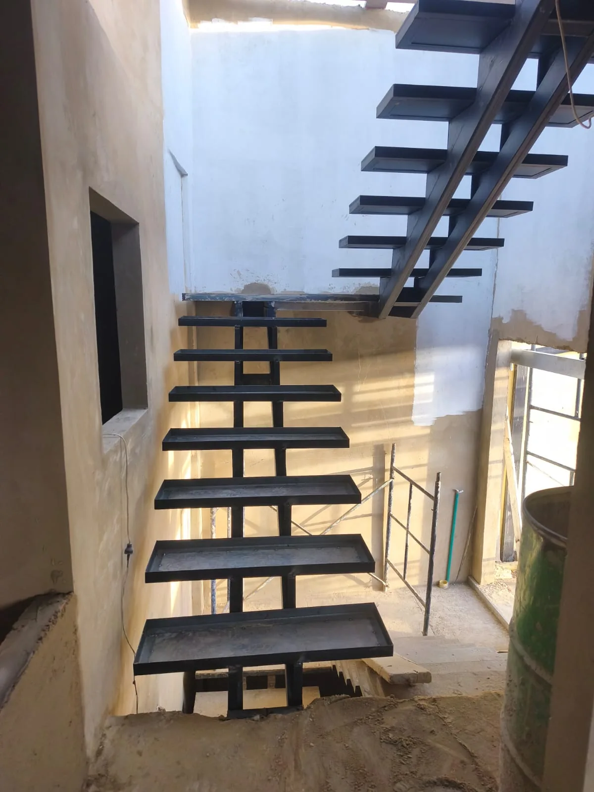 Escalera metálica compacta instalada entre dos niveles