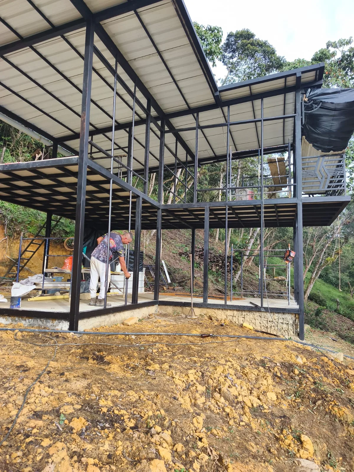 Estructura metálica de dos niveles durante su montaje